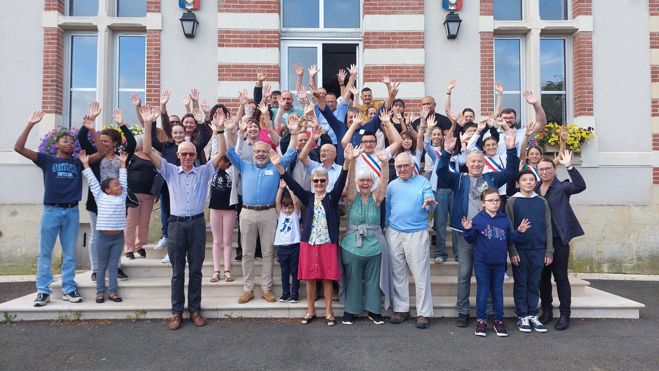 Photo des nouveaux arrivants 2024 sur le perron de la mairie