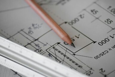 crayon de papier sur plan de maison - démarches urbanisme