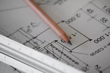 crayon de papier sur plan de maison - démarches urbanisme