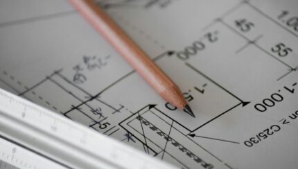 crayon de papier sur plan de maison - démarches urbanisme