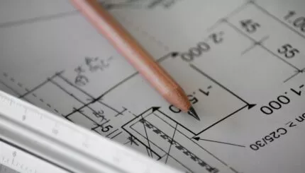 crayon de papier sur plan de maison - démarches urbanisme
