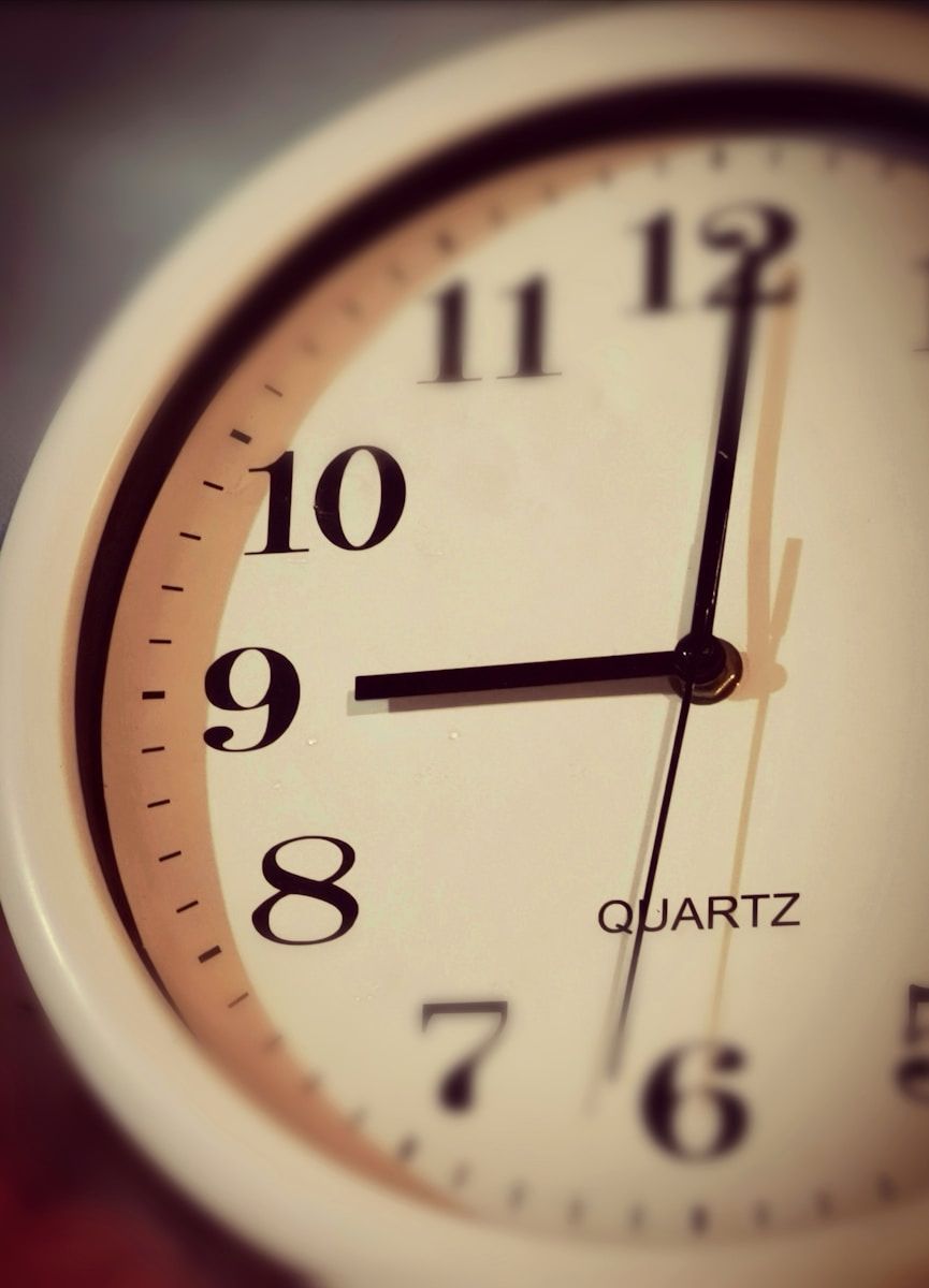 Photo d'horloge - contacts et horaires de la mairie