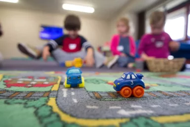 Groupe de petits enfants jouant en mode d'accueil
