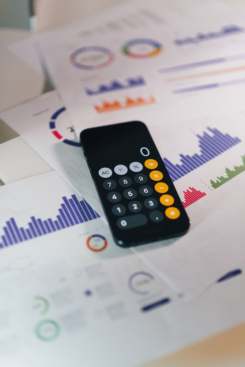 Un téléphone sur calculatrice pour calcul du budget