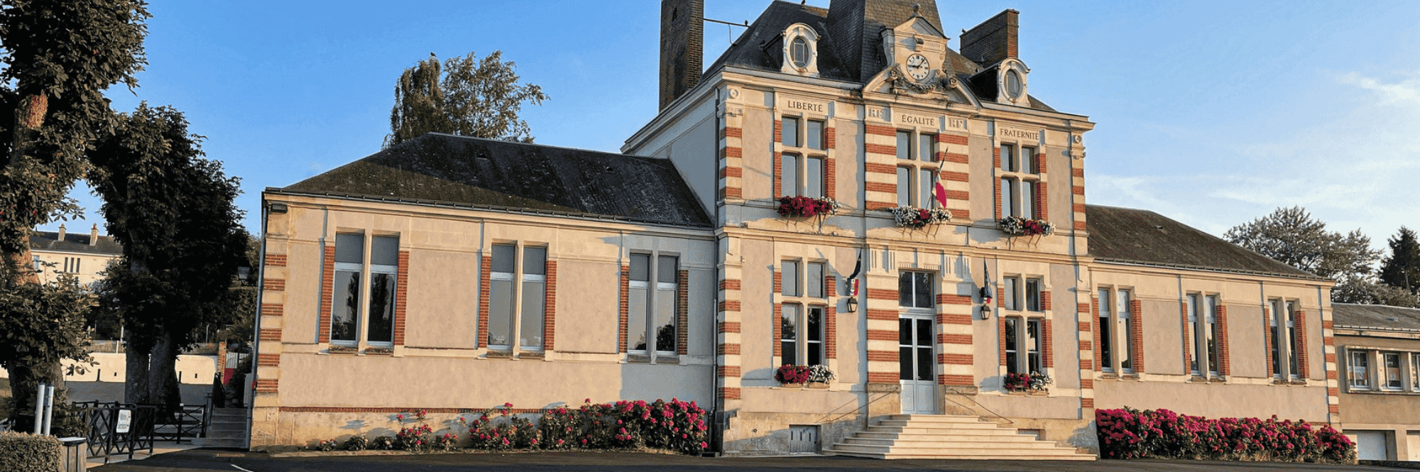 Vue mairie de Monnaie au coucher de soleil