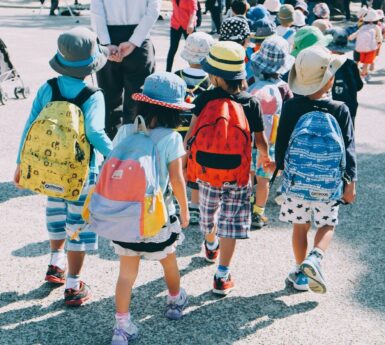 Groupe d'enfants avec leur cartable sur le dos