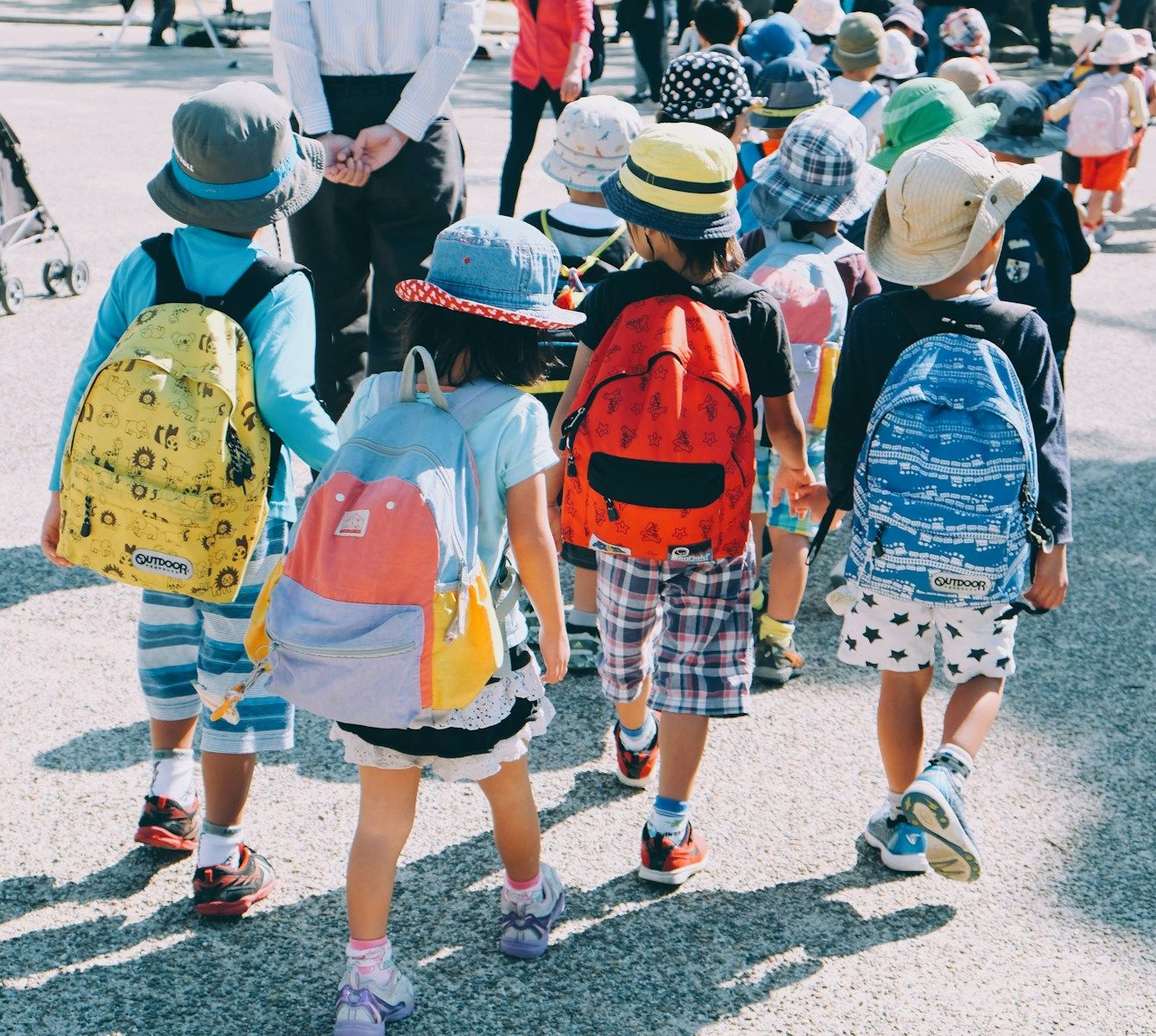 Groupe d'enfants avec leur cartable sur le dos