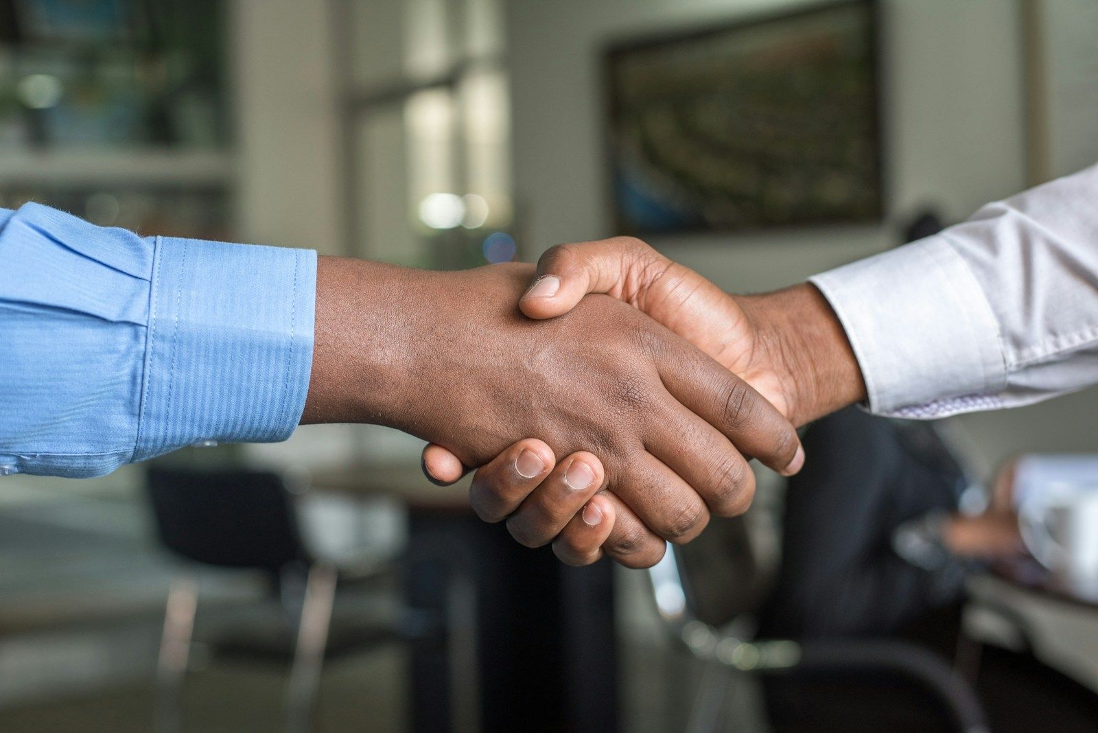 Poignée de main pour une offre d'emploi