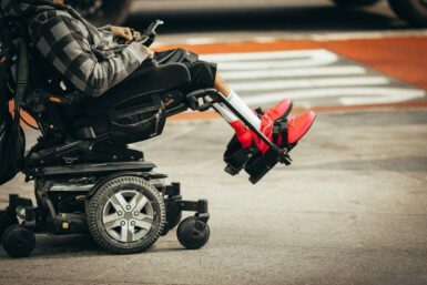 Homme en fauteuil roulant