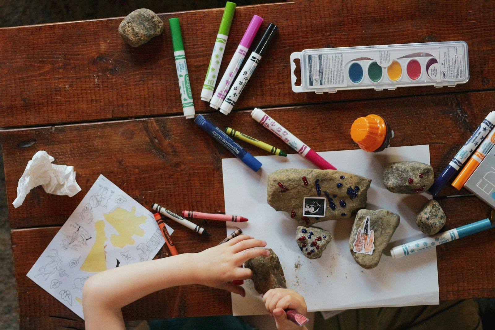 Personne qui dessine sur une table en bois