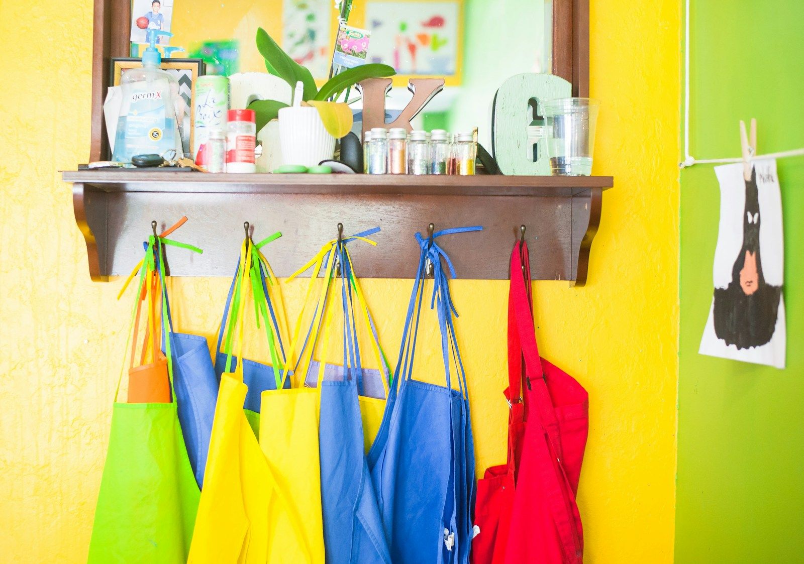 Sac de couleurs pendus à un porte-manteau dans une école