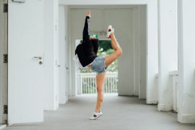 Femme en tenue de sport faisant un mouvement de danse