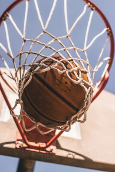 Ballon de basket dans le panier