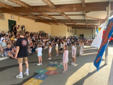 Enfants réunis sous le préau pour la fête des écoles