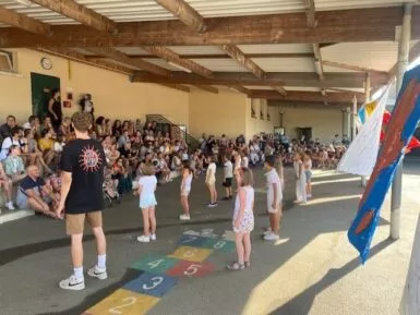 Enfants réunis sous le préau pour la fête des écoles