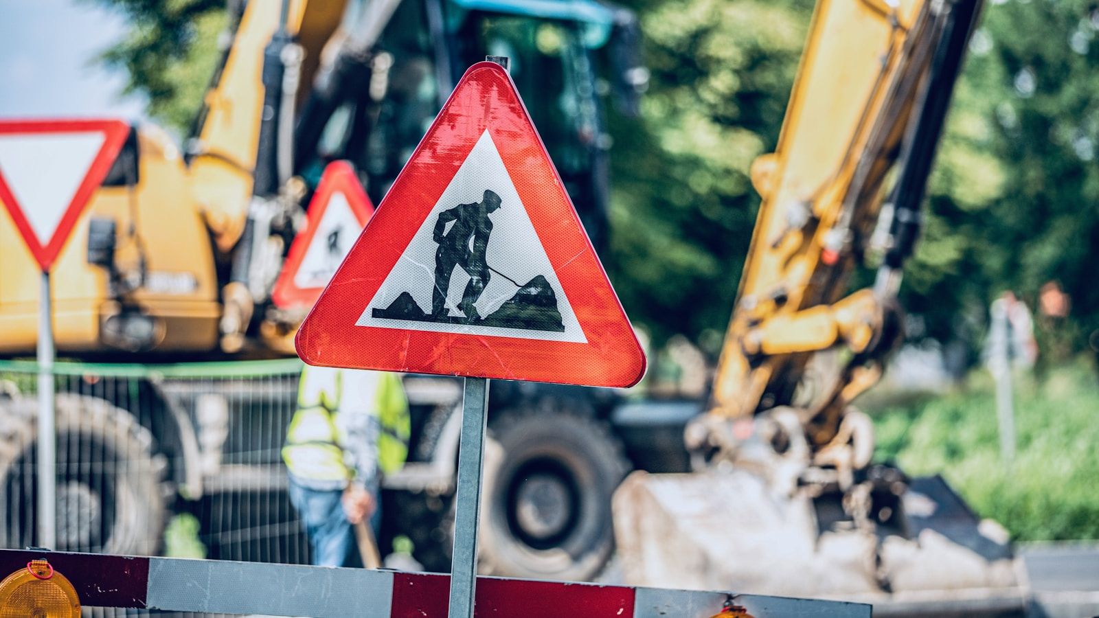 Panneau de chantier devant des travaux