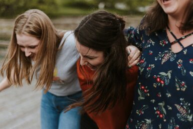 Groupe d'adolescentes riant ensemble