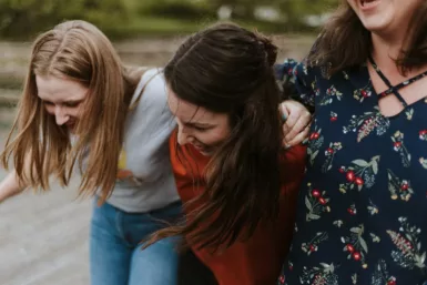 Groupe d'adolescentes riant ensemble