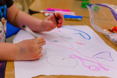Un enfant dessinant sur une feuille de papier