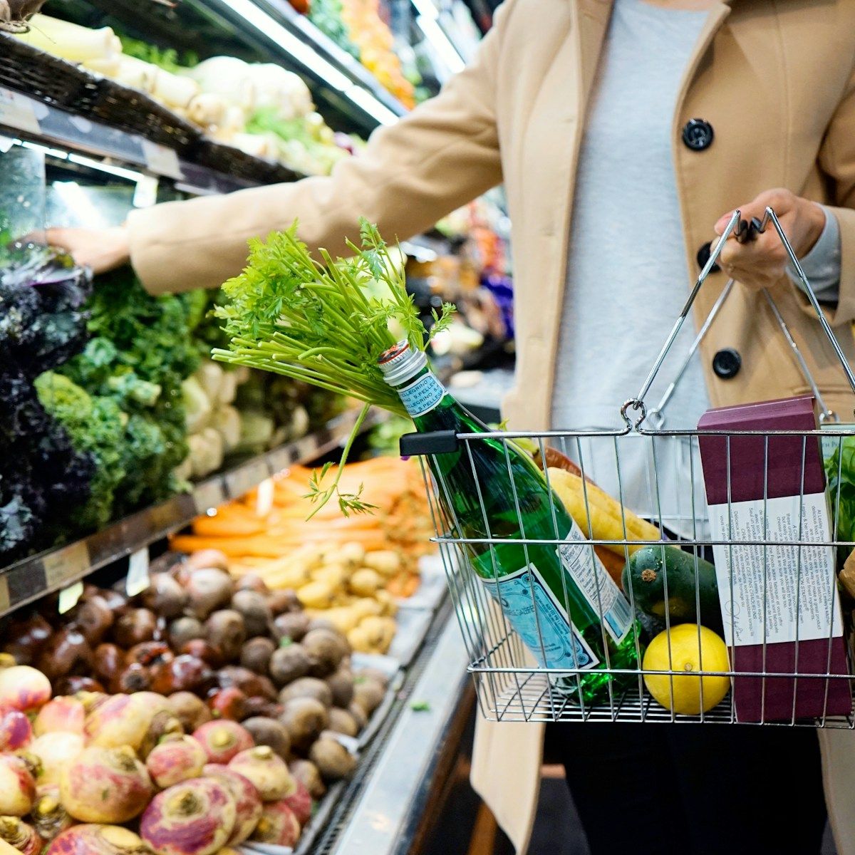 Rayon de supermarché et panier de courses