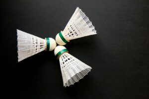 Photo de trois volants de badminton