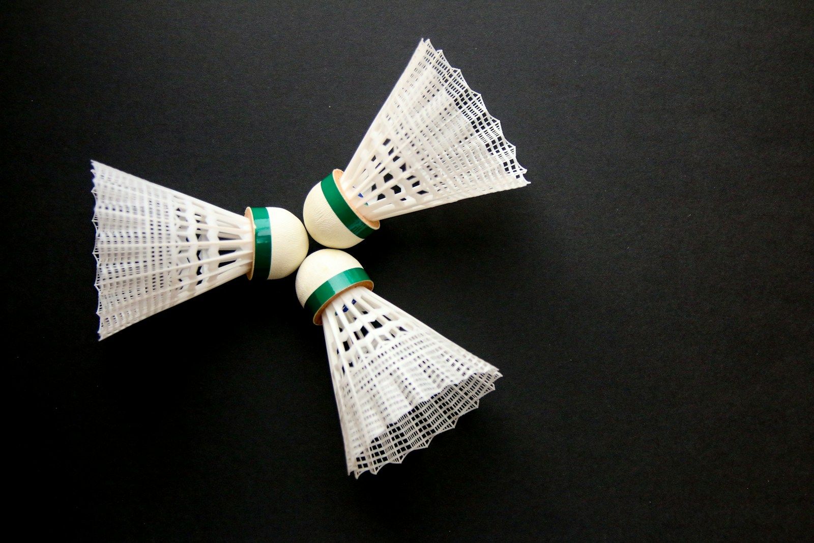 Photo de trois volants de badminton