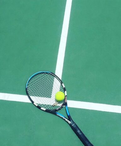 Raquette de tennis avec une balle posée