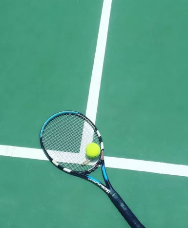 Raquette de tennis avec une balle posée