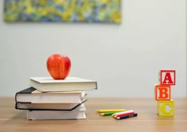 Pomme rouge sur une pile de livres d'école