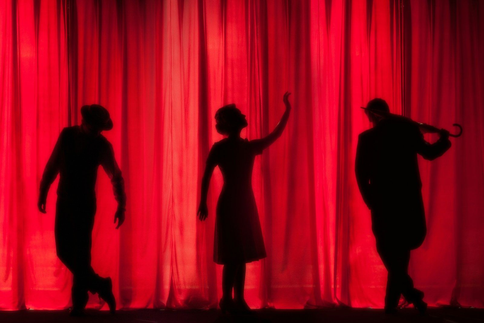 Silhouettes sur une scène de théâtre