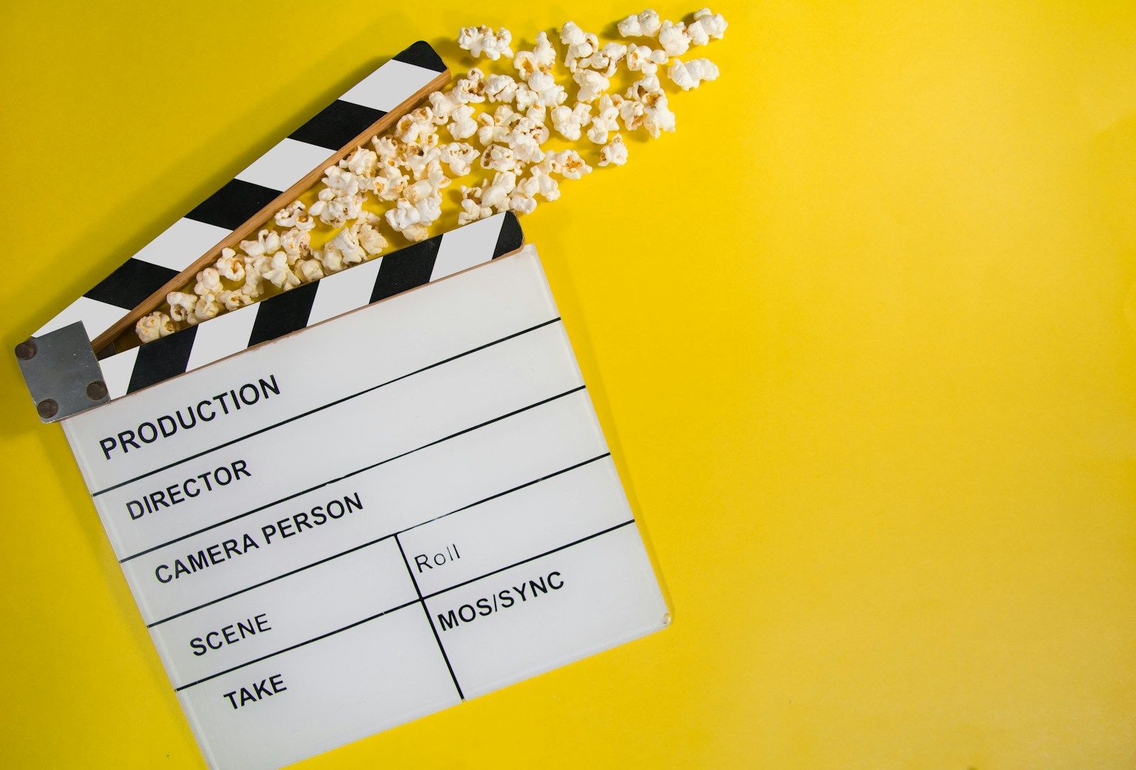 Clap de cinéma sur fond jaune
