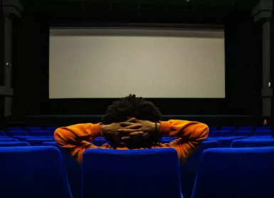 Personne assise dans une salle de cinéma