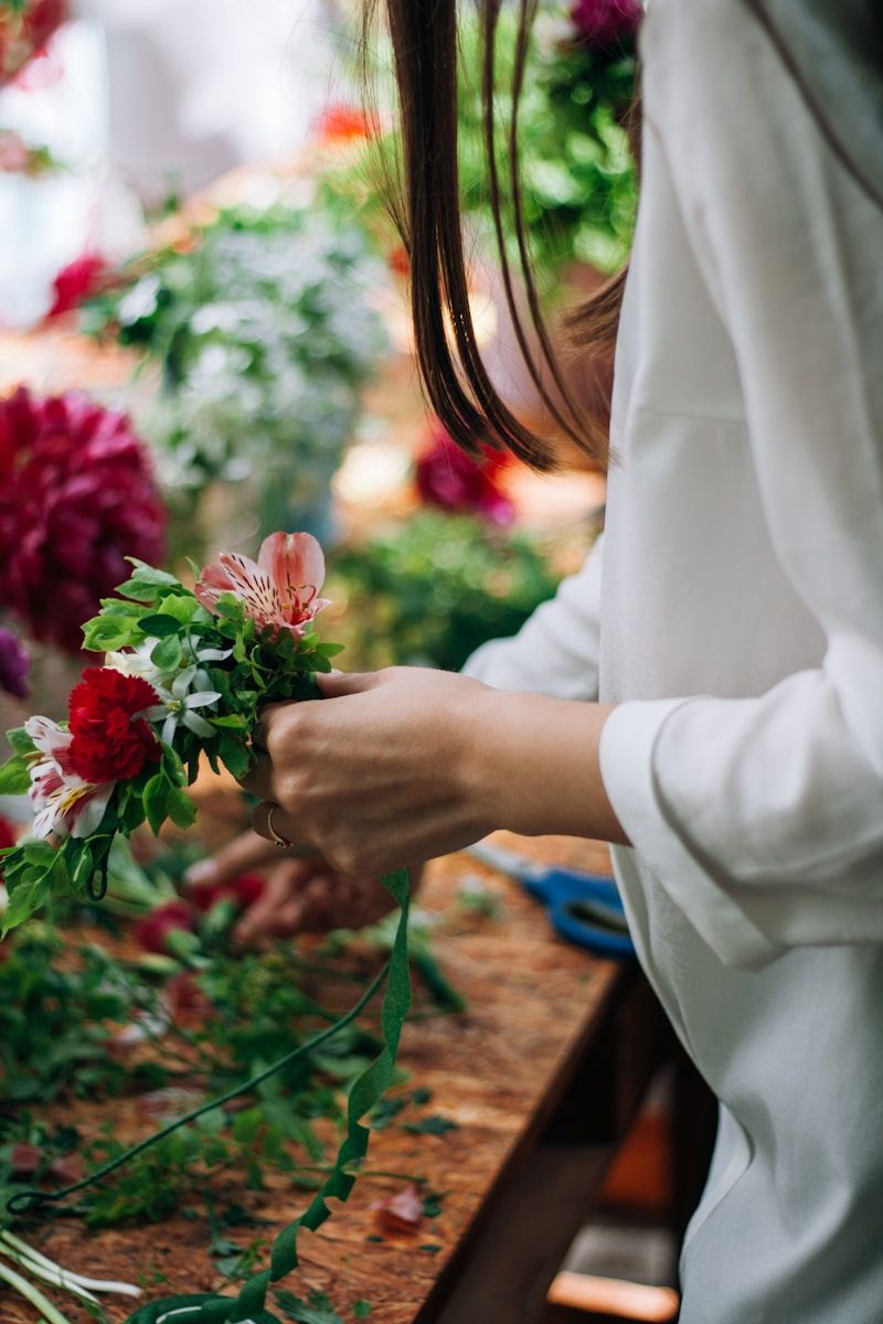 Fleuriste dans son atelier