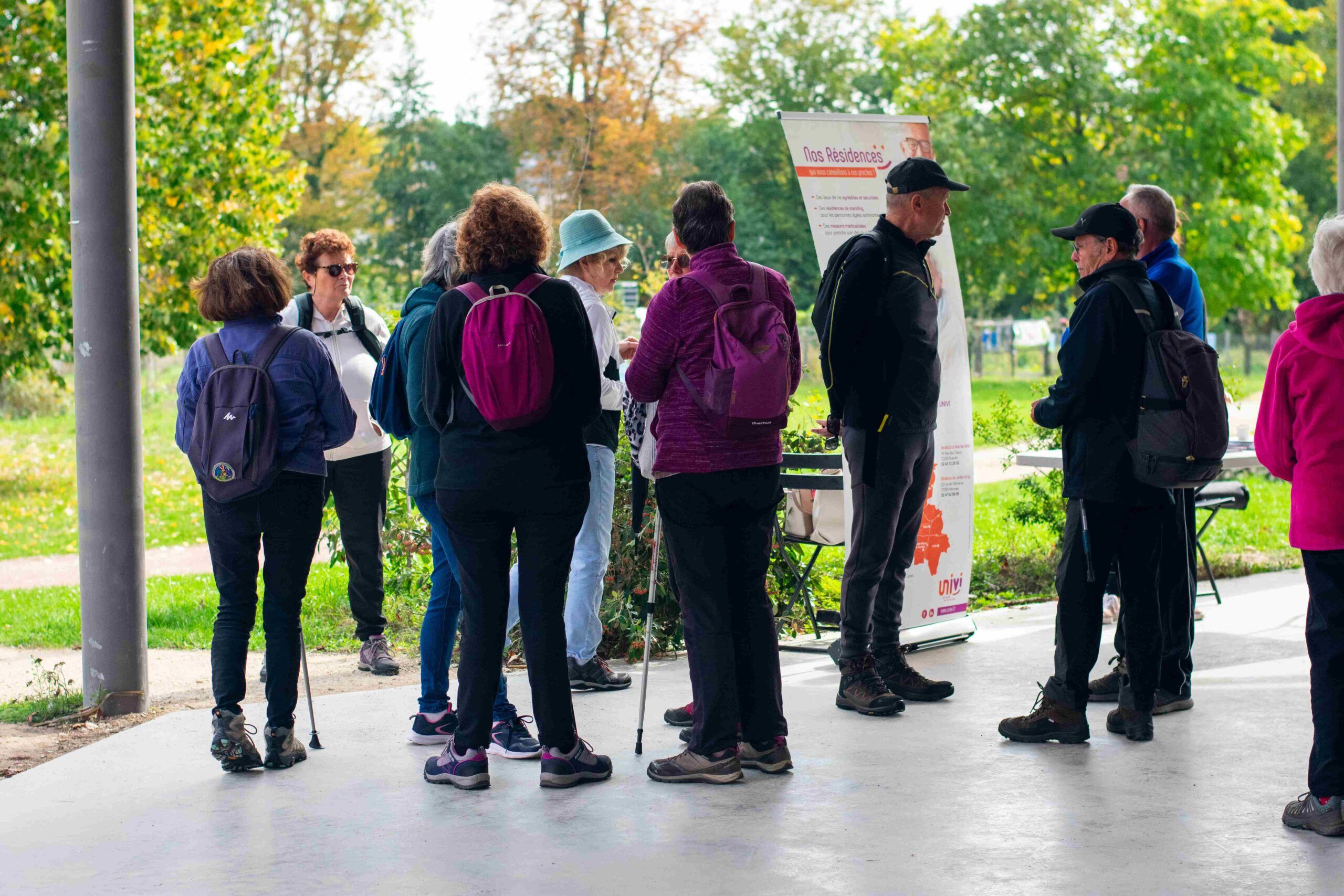 Participants au départ de la marche bleue