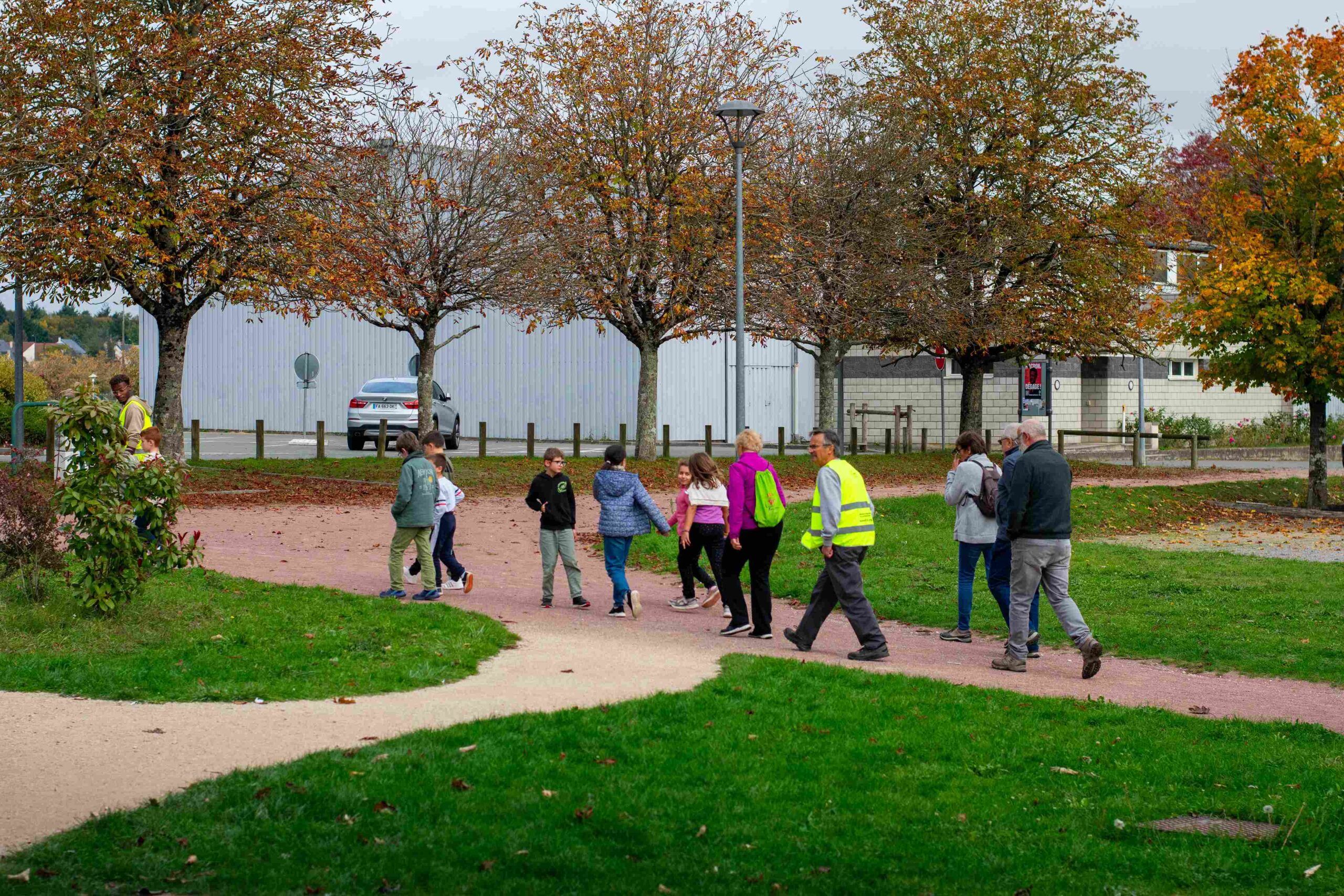 Enfants et adultes prennent le départ de la marche bleue