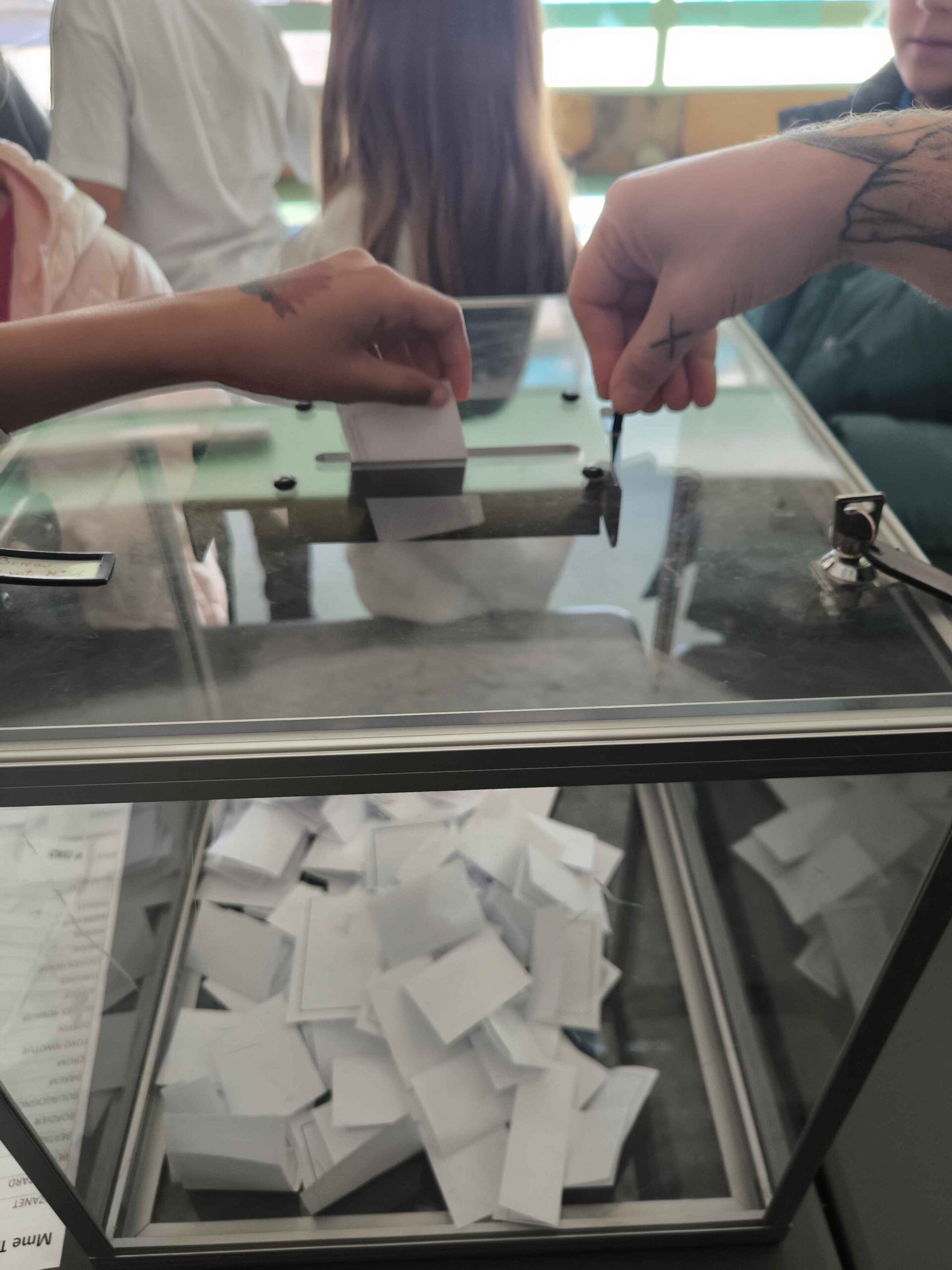 Main d'un votant pour le CMJ 2025