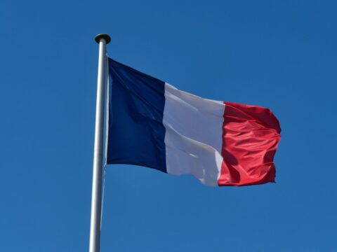 Drapeau français flottant commémoration