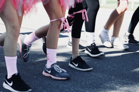 Personnes portant les rubans pour octobre rose